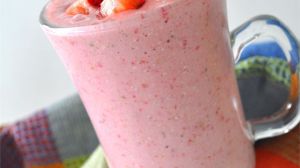 Рецепта за здравословна закуска - ягодово смути с овесени ядки
